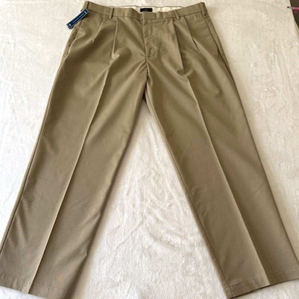 Dockers Men's 38x30 Khaki Pants Pleated Relaxed Fit Beige Classics Pockets NWT